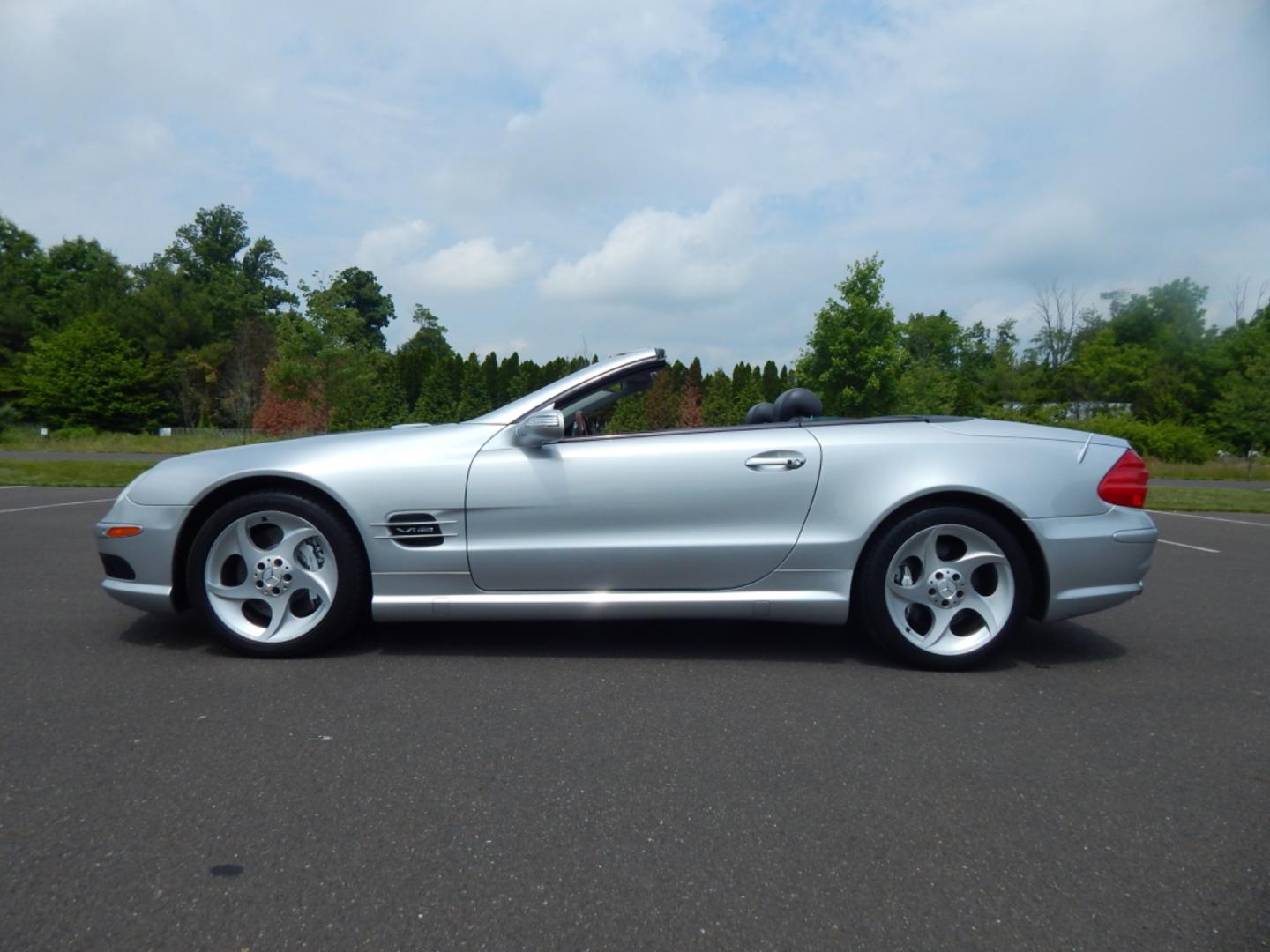 2005 brilliant silver metallic /Dark Gray leather Mercedes-Benz SL-Class sport (WDBSK76F15F) with an 5.5 Liter V12 Bi-turbo engine, 5 speed automatic transmission, located at 6528 Lower York Road, New Hope, PA, 18938, (215) 862-9555, 40.358707, -74.977882 - Here for sale is a Very clean 2005 Mercedes-Benz SL600 with sport package. Under the hood is a 5.5 liter Bi-turbo V12 making 493 horsepower and 590 foot pounds of torque. Its puts all that power to the rear wheels via a smooth shifting 5 speed automatic transmission. Features include; Dark Gray l - Photo#4